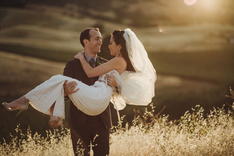 Las fotos más románticas de bodas reales novia y el novio posan en una colina al atardecer