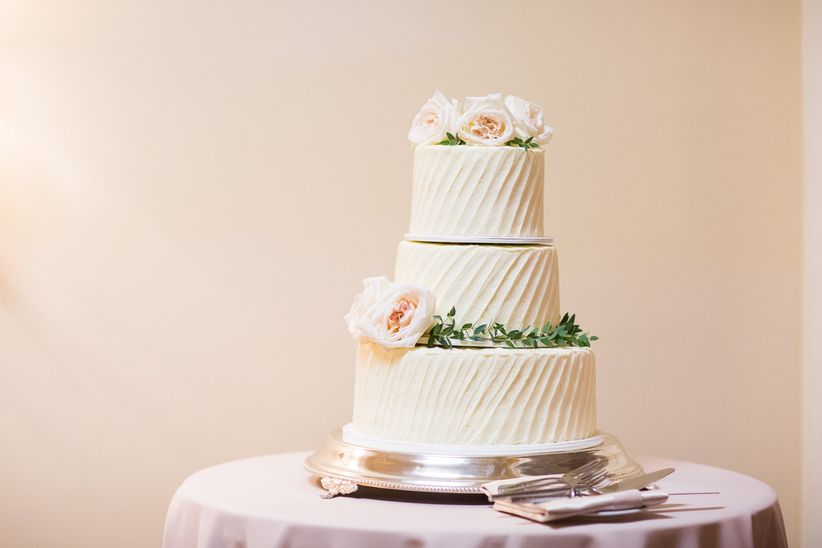 17 fotos de boda que son obligatorias pastel de boda clásico