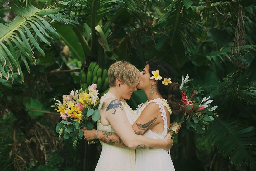 Cómo encontrar un fotógrafo de bodas besos pareja telón de fondo tropical