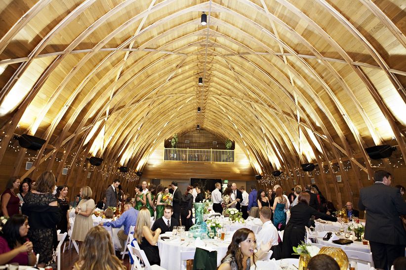 17 fotos de boda que son obligatorias Granero lugar con invitados Courtney Bowlden fotografía