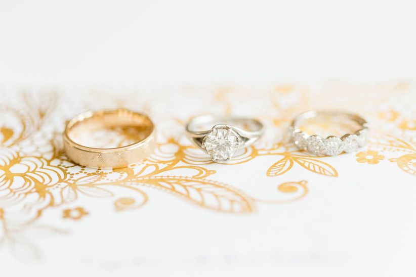 17 fotos de boda que son obligatorias anillos de compromiso y alianzas de boda