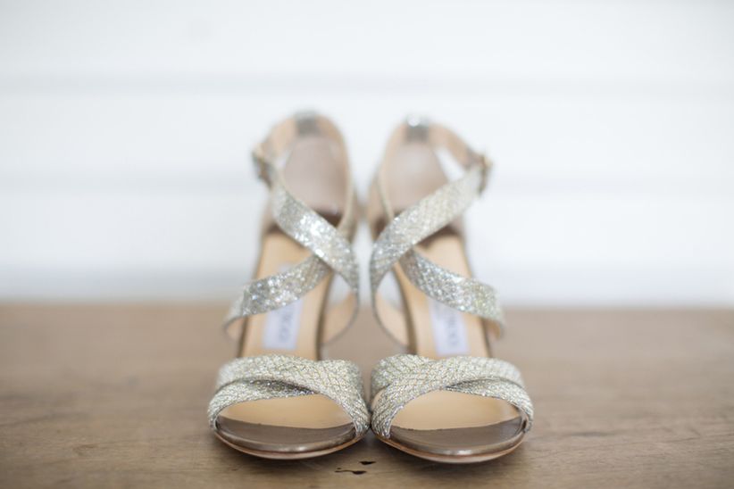 17 fotos de boda que son obligatorias zapatos de boda de plata