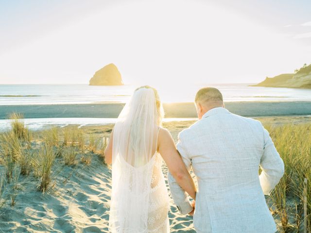Trent and Kaylee&apos;s Wedding in Pacific City, Oregon 15