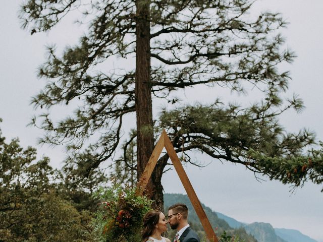 Logan and Jennie&apos;s Wedding in Hood River, Oregon 27