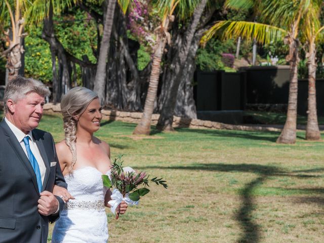 Lyndal and Matt&apos;s wedding in Hawaii 8