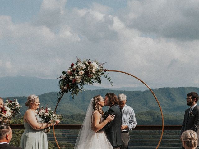 Noah and Haley&apos;s Wedding in Pigeon Forge, Tennessee 10