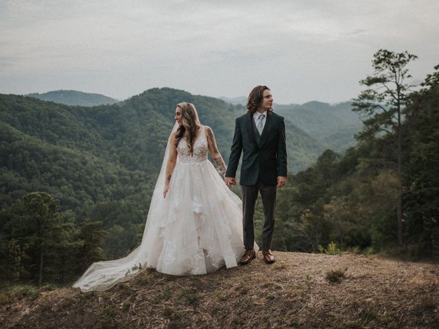 Noah and Haley&apos;s Wedding in Pigeon Forge, Tennessee 17