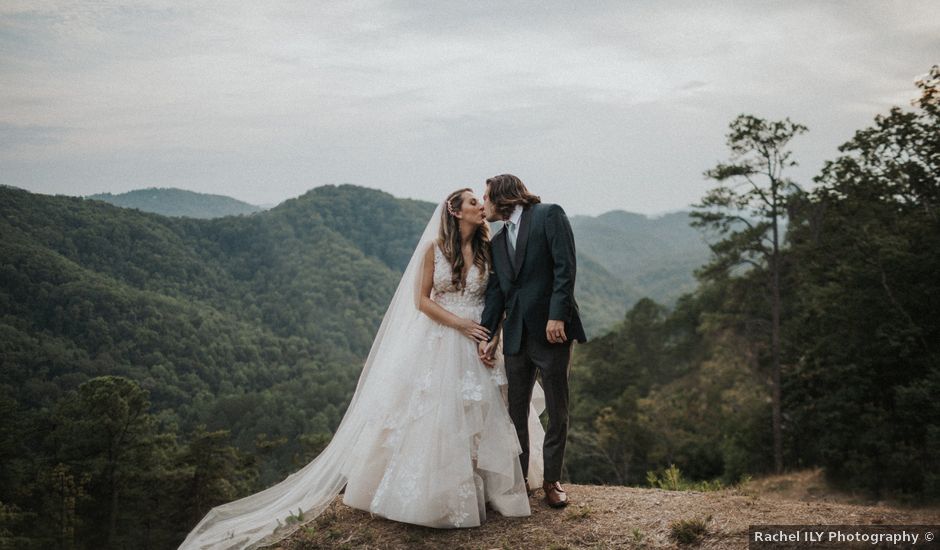Noah and Haley's Wedding in Pigeon Forge, Tennessee