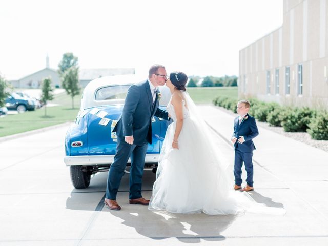 Dulce and Taylor&apos;s Wedding in Sheldon, Iowa 4