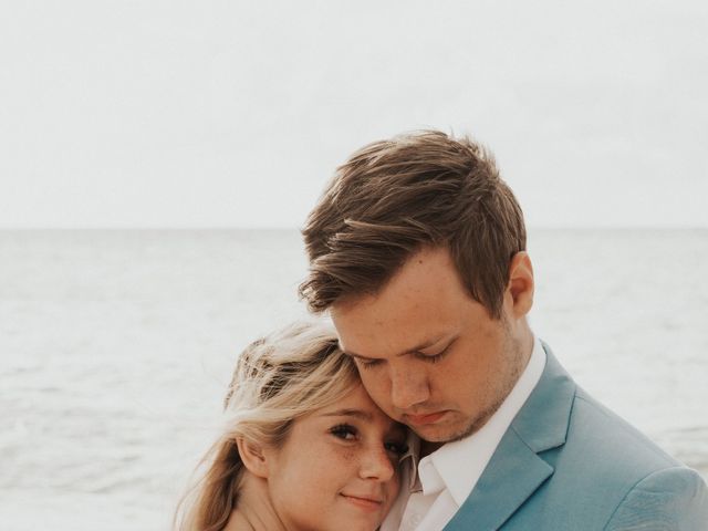 Brady and Taylor&apos;s Wedding in Honolulu, Hawaii 15