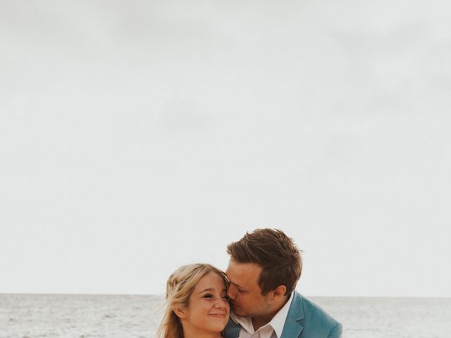 Brady and Taylor&apos;s Wedding in Honolulu, Hawaii 20