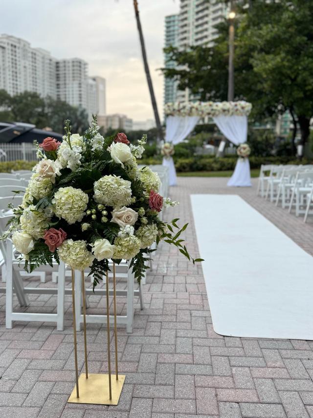 Between Flowers Design - 2