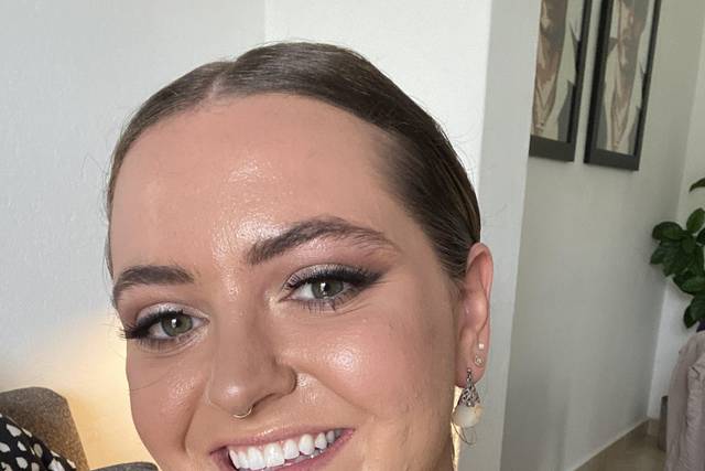 Lizzie Ibarra Hair & Airbrush Make-up Artist 3