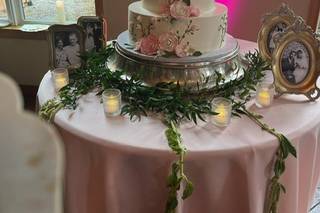 Cakes By Creme de la Creme - 5