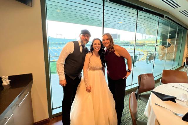 Packers fans celebrate wedding with spectacular Lambeau Field cake