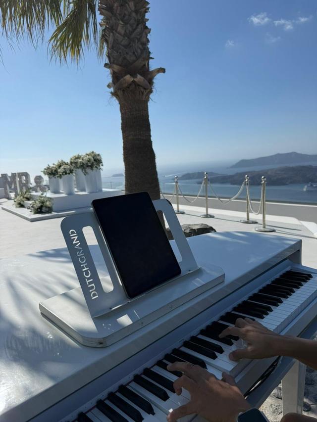 Pianist Santorini - 1