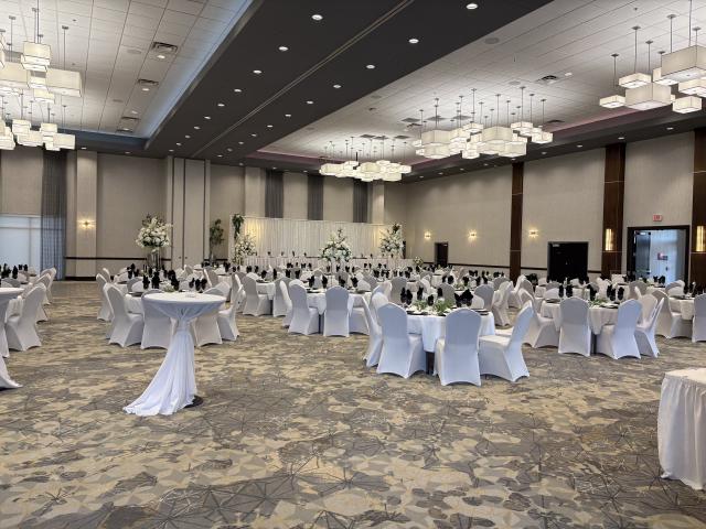 Holiday Inn Express & Dakota Dunes Event Center - 3