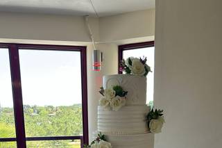 Bee Sweet Cupcakery - 7