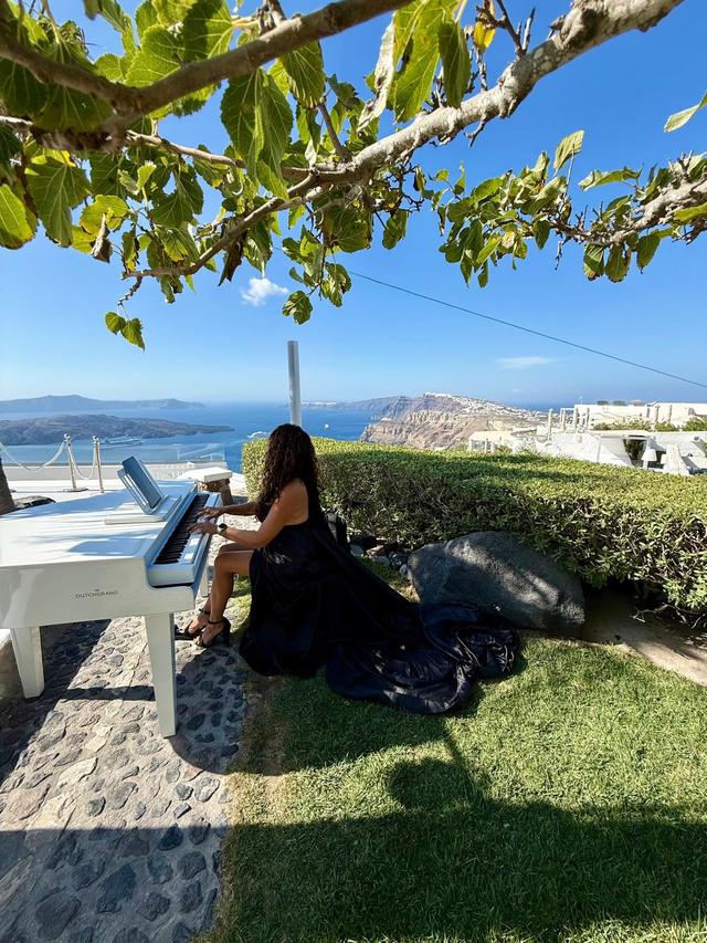 Pianist Santorini - 2