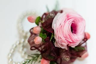 Daisy's Front Porch Flowers, Events & Creative Studio - 21