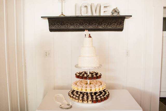 Cakes By Creme de la Creme 1