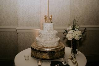Edible Creations Custom Cakes  - 5