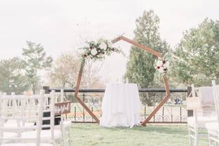 Daisy's Front Porch Flowers, Events & Creative Studio - 43