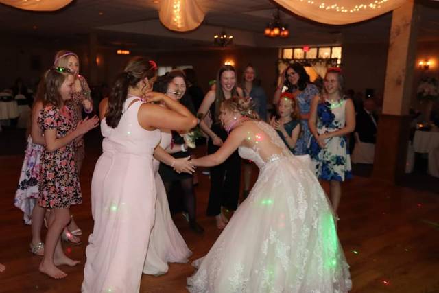 Hemmelgarn Entertainment DJ & Photo Booth Services, LLC 4