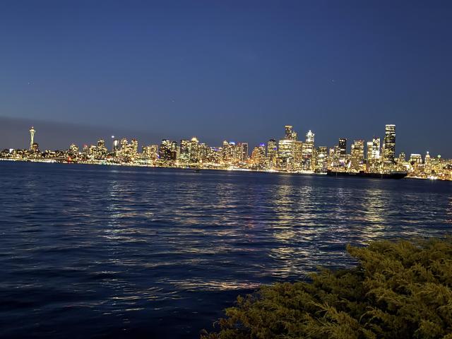 Salty's on Alki Beach - 4