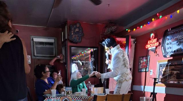 Elvis impersonator - 1