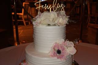 Edible Creations Custom Cakes  - 7