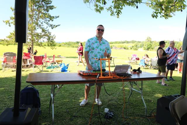 DJ Lennox : DJ and Photo Booth Services 4