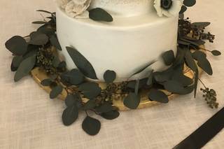 Edible Creations Custom Cakes  - 9
