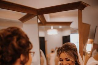 The Mane Exhibit Hair & Makeup Studio - 15