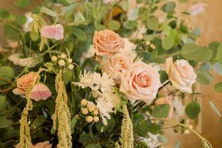 Sugar Flowers and Leaves Floral Design - 10