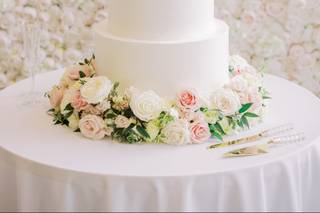 Creme De La Creme Cake Company - 8