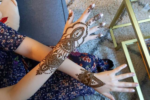 Suzzain Mehendi Artist- Price & Reviews | Bangalore Mehndi Artists