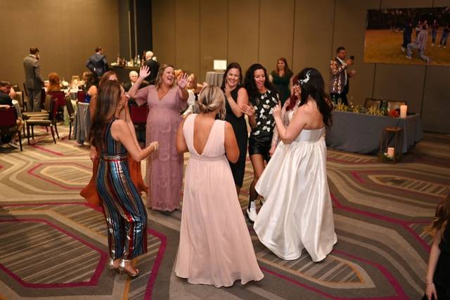 Digital Music & Entertainment DJ Service / Photo Booth 1