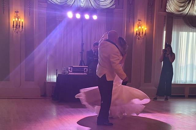 Pro Sound & Light Show - Diamond DJ's & Uplighting 2