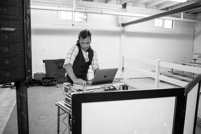 SoundWave Mobile Disc Jockey - 4