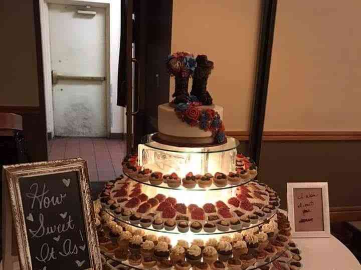 Our Cupcakery Wedding Cake Dublin Oh Weddingwire