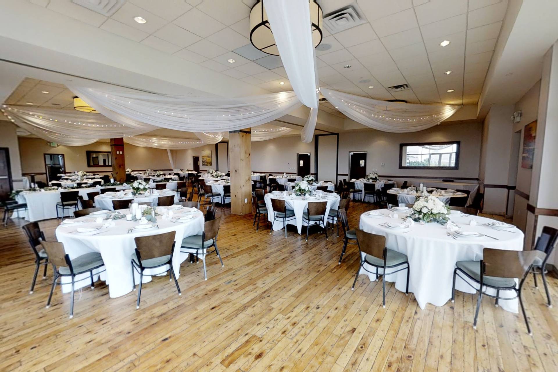 Pinstripes Edina: Dine And Bowl In A Sophisticated Atmosphere