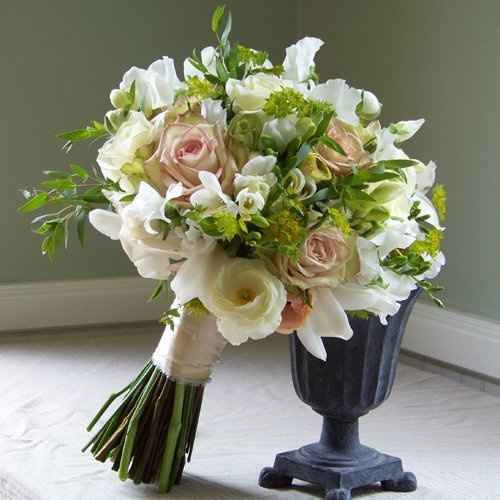 light olive green table cloth.....what color flowers?