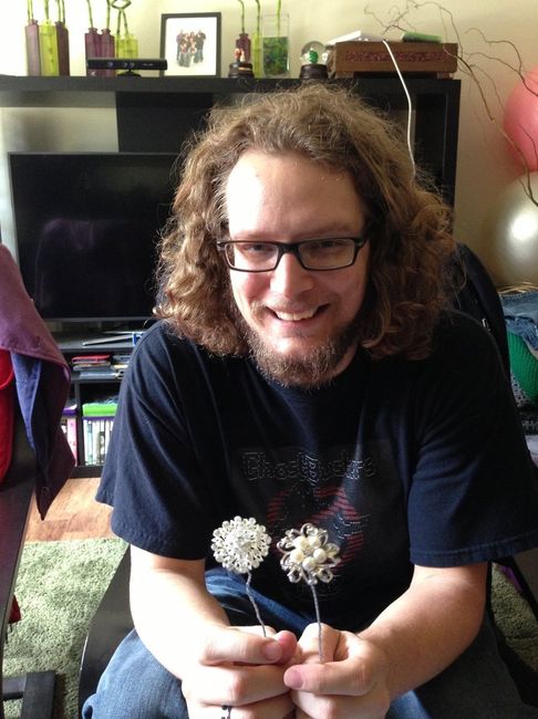 FH is a DIY GENIUS!!! Helpful for those of you doing brooch bouquets.