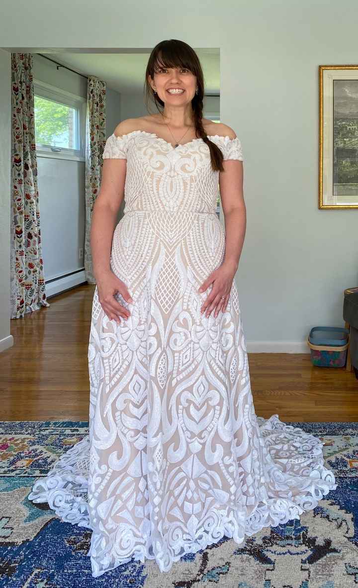 It zips! And it fits like a glove! 1