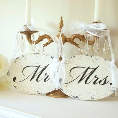 How are you decorting your sweetheart table? I desperately need ideas..
