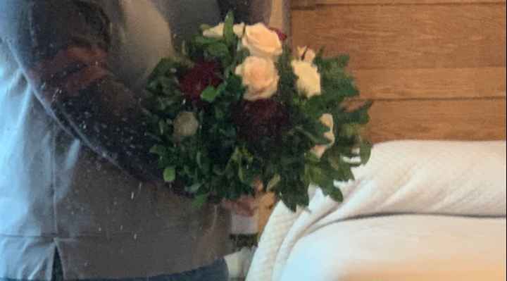 How should i hold my bouquet? - 3