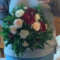 How should i hold my bouquet? - 1