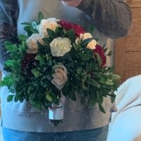 How should i hold my bouquet? - 4