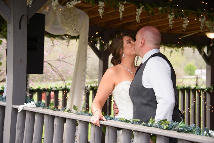 kiss under the arbor